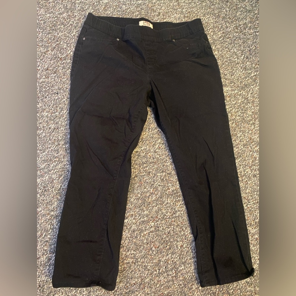 Ladies LEI Black Cropped Pull on Pants
